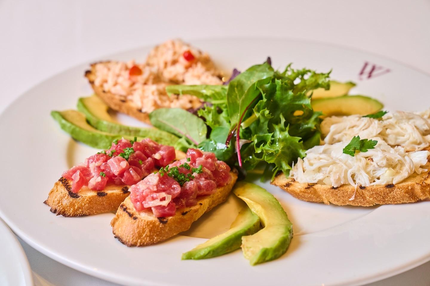 ハッピーアワーだけのお楽しみ、豊富なメニュー。