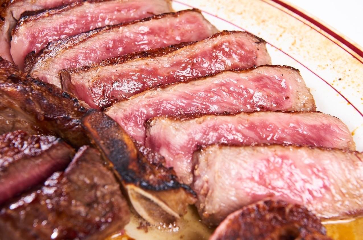 旨みを引き出した「あか牛」の熟成ステーキ。