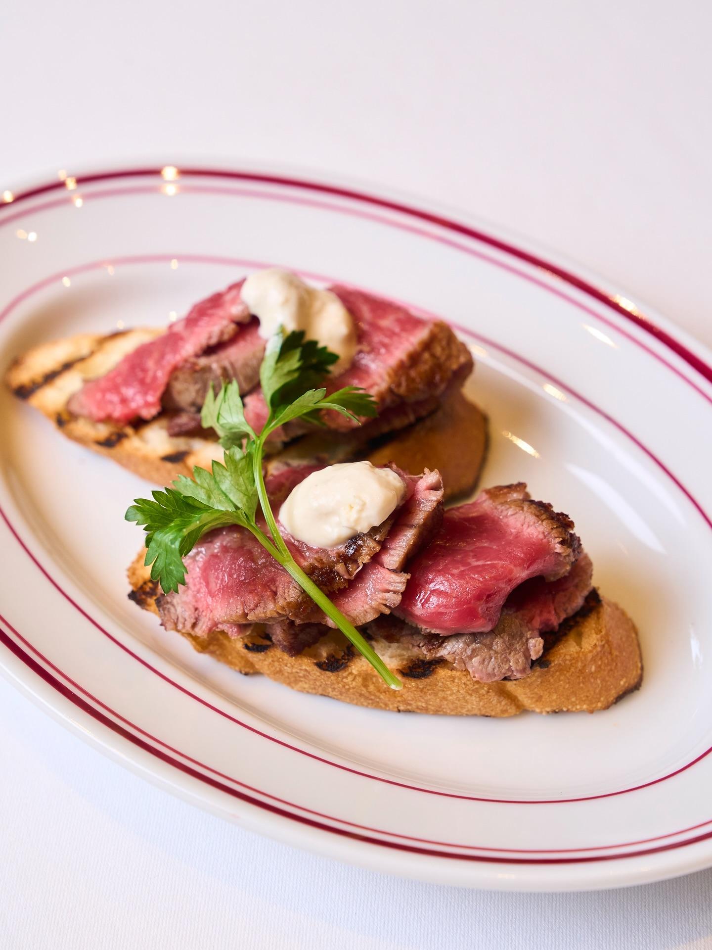 早めの時間からお得に愉しめるハッピーアワーで、熟練のバーテンダーが作るカクテルと共に、宵の始まりを優雅にお過ごしください…