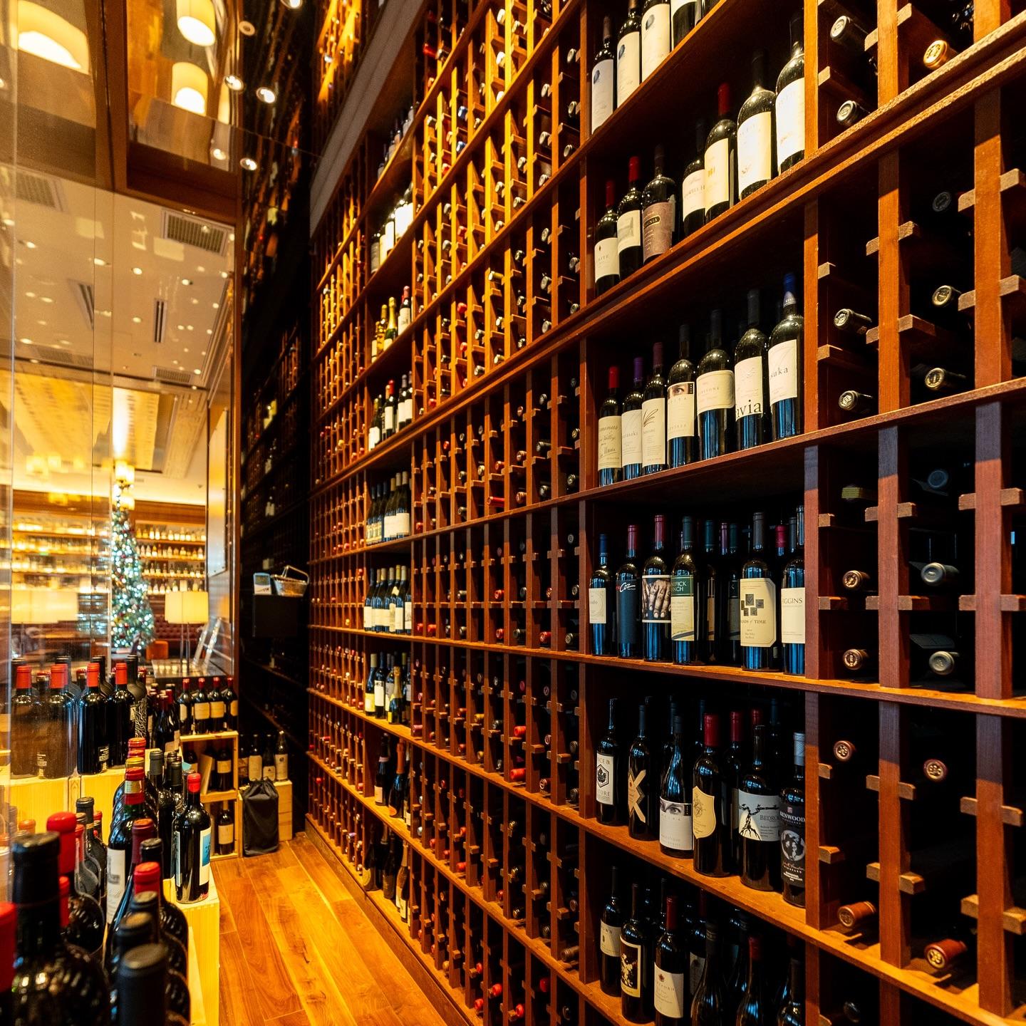 カリフォルニアを中心に、世界各国から選び抜いたワインを取り揃えております。