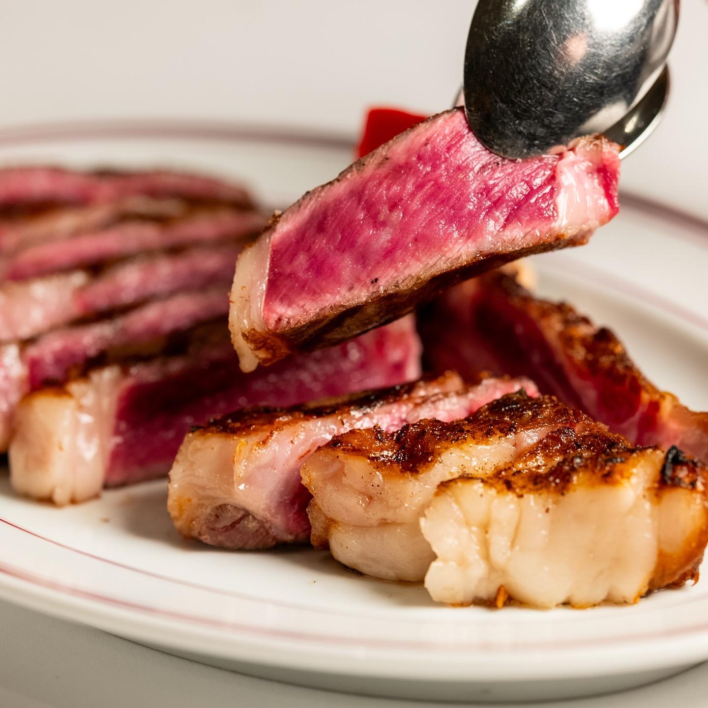 希少な「あか牛」を丁寧に熟成させ、その魅力を最大限に引き出した特別なステーキ。