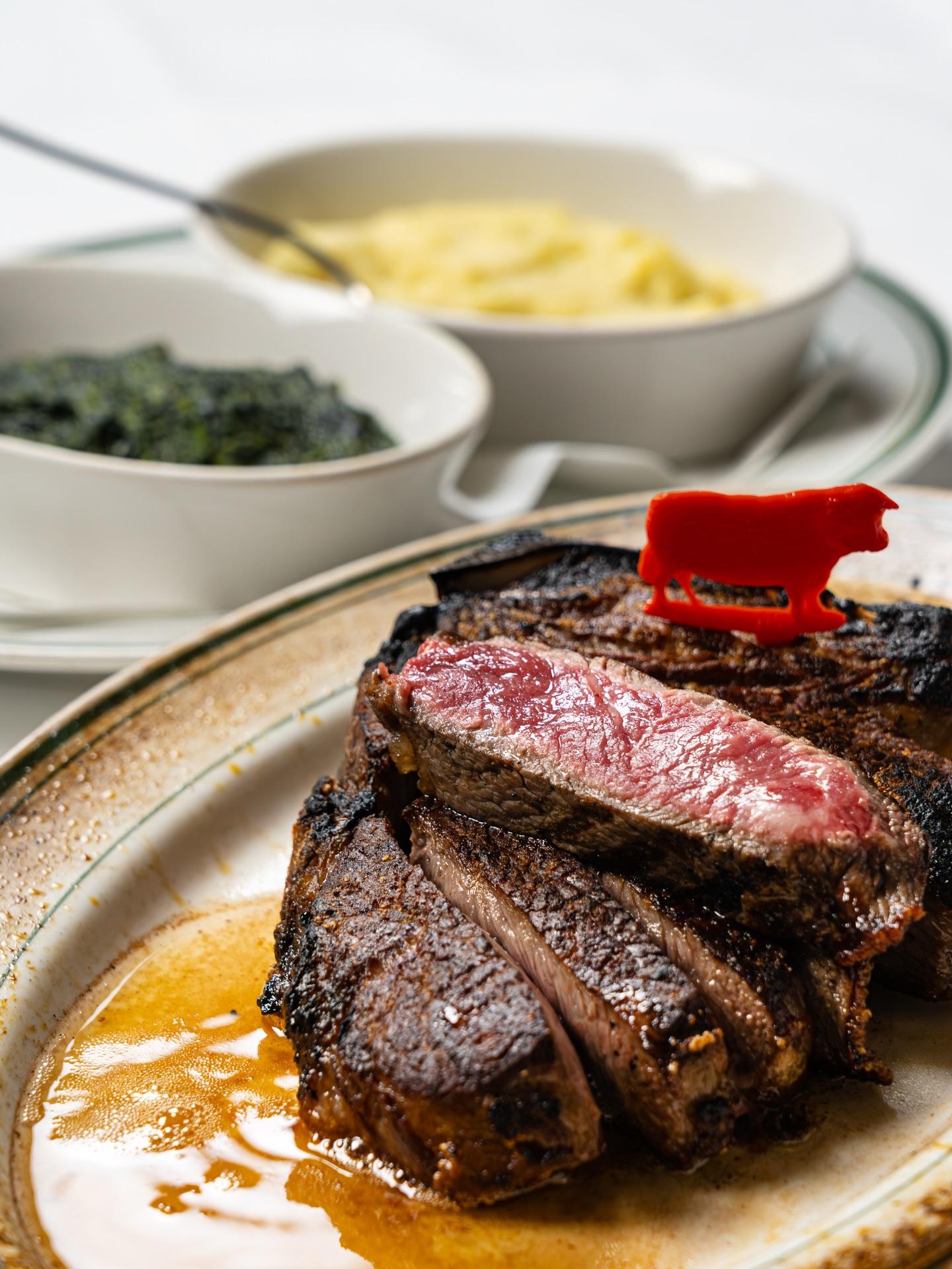 選び抜いたプライムグレードの熟成肉を、専用の熟成庫でじっくりと寝かせ、旨みを最大限まで引き出します。