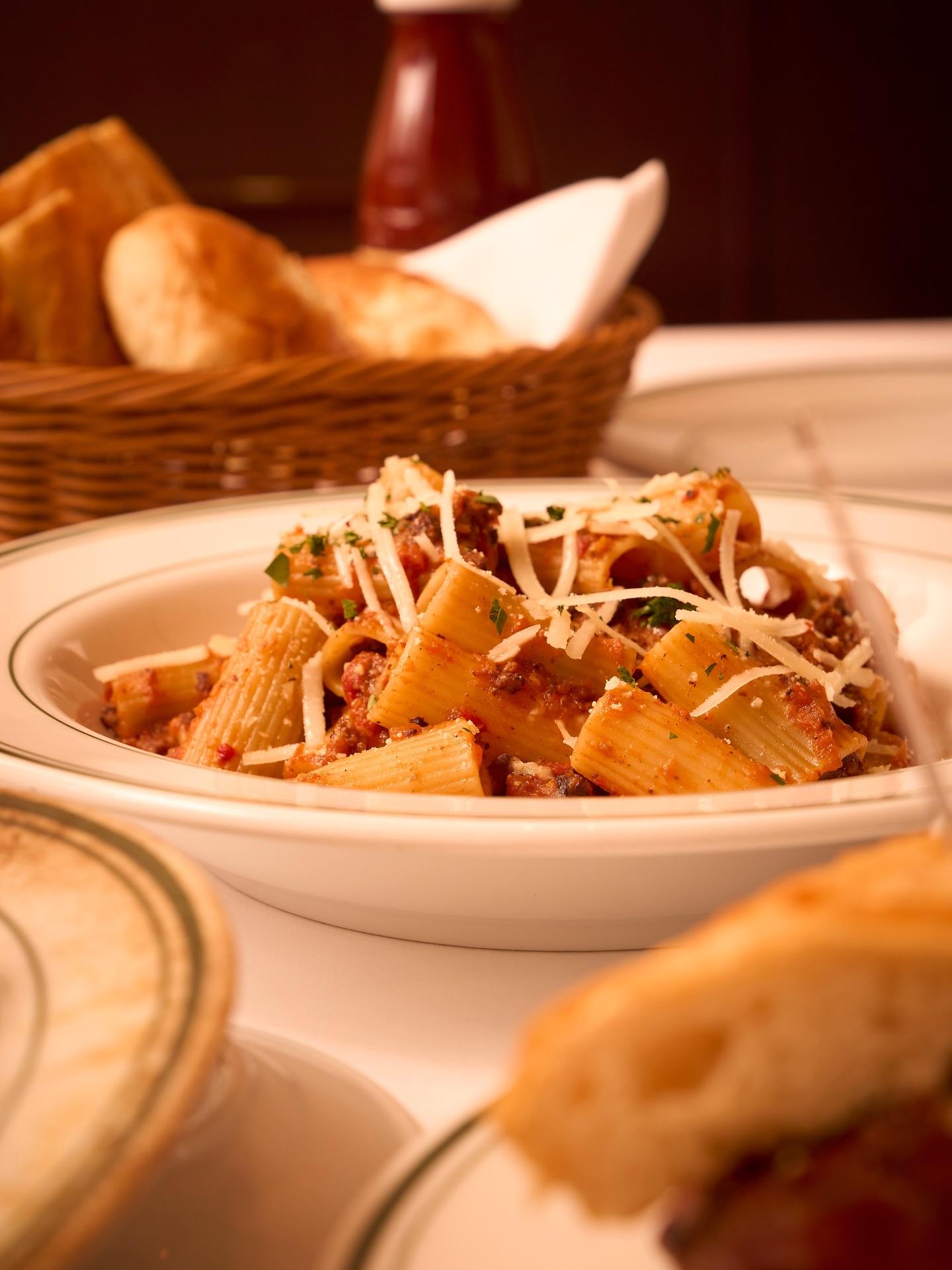 ランチタイムだけに味わえる、定番人気の「リガトーニ ボロネーゼ」。