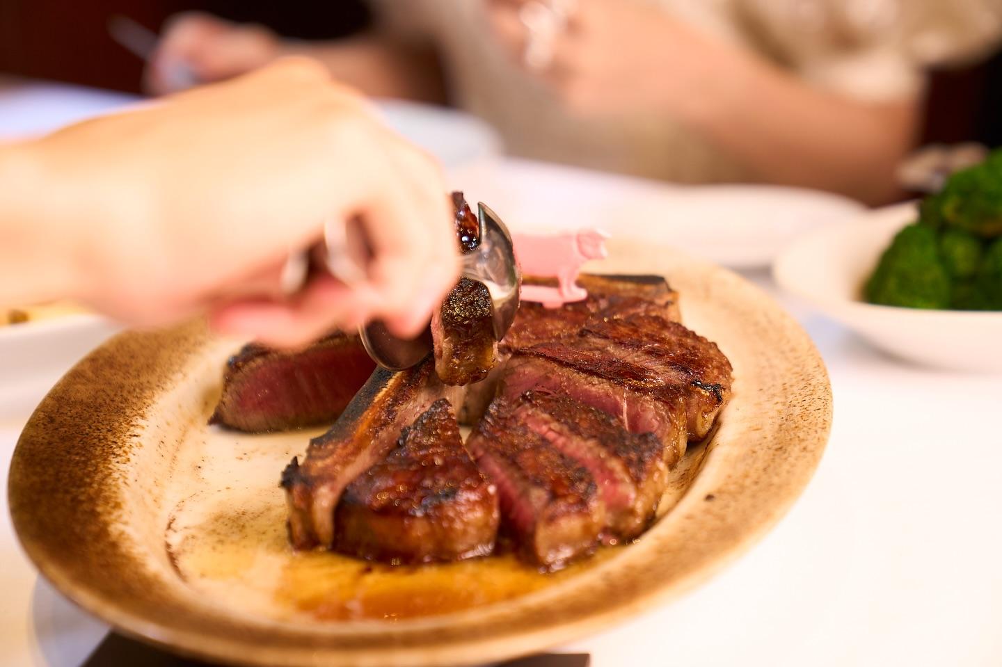時間をかけて旨みを引き出した熟成肉。