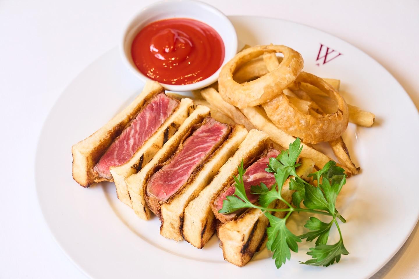 上質な肉の旨みを閉じ込めた、贅沢なサンドイッチ。