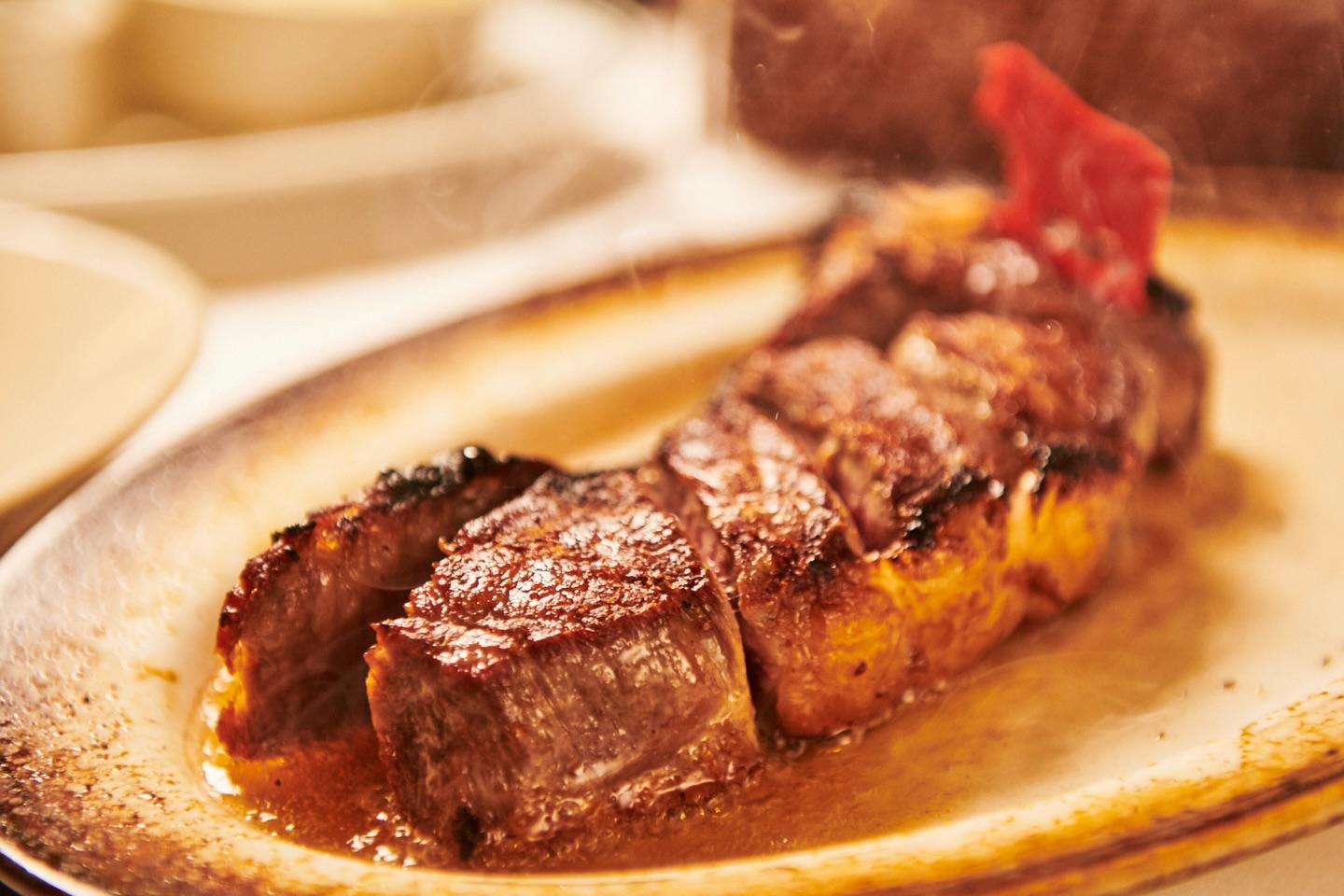 高温オーブンで一気に焼き上げたステーキを、熱々のままテーブルへ。