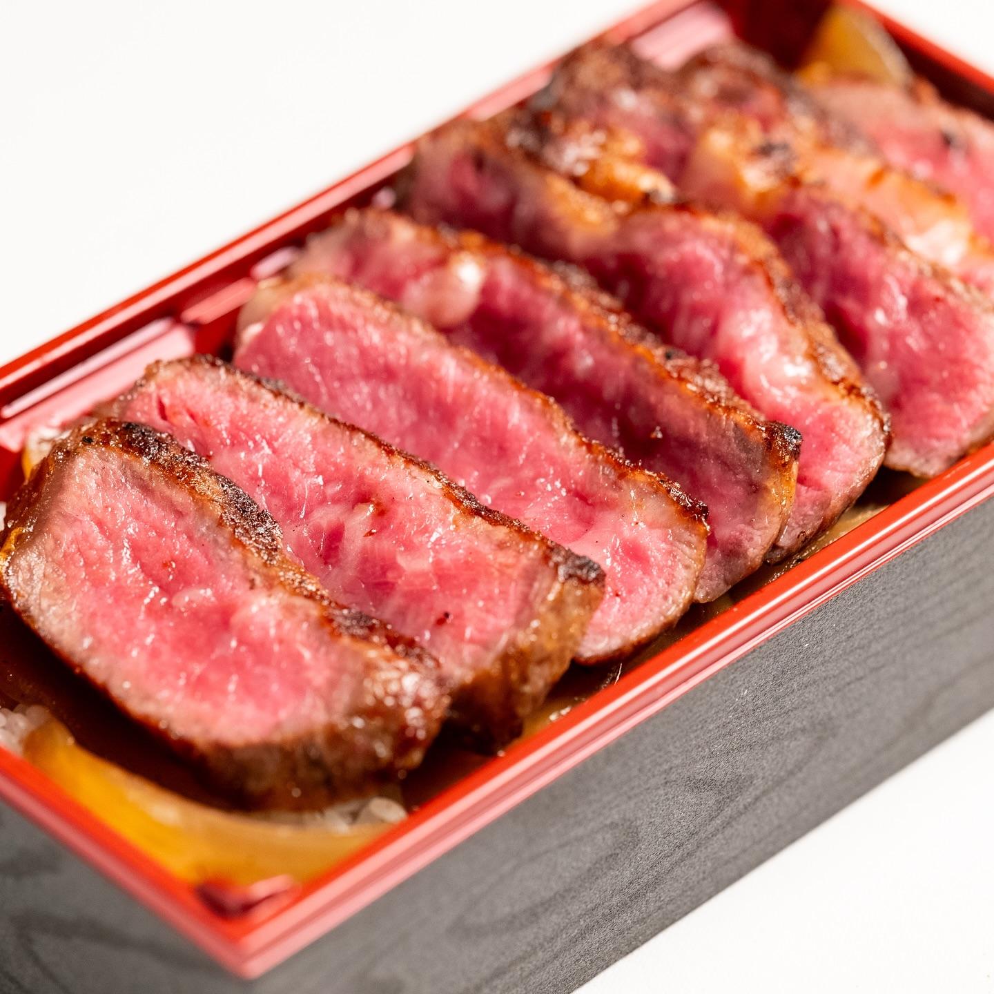 お持ち帰り限定でご用意する、特製「あか牛重」。