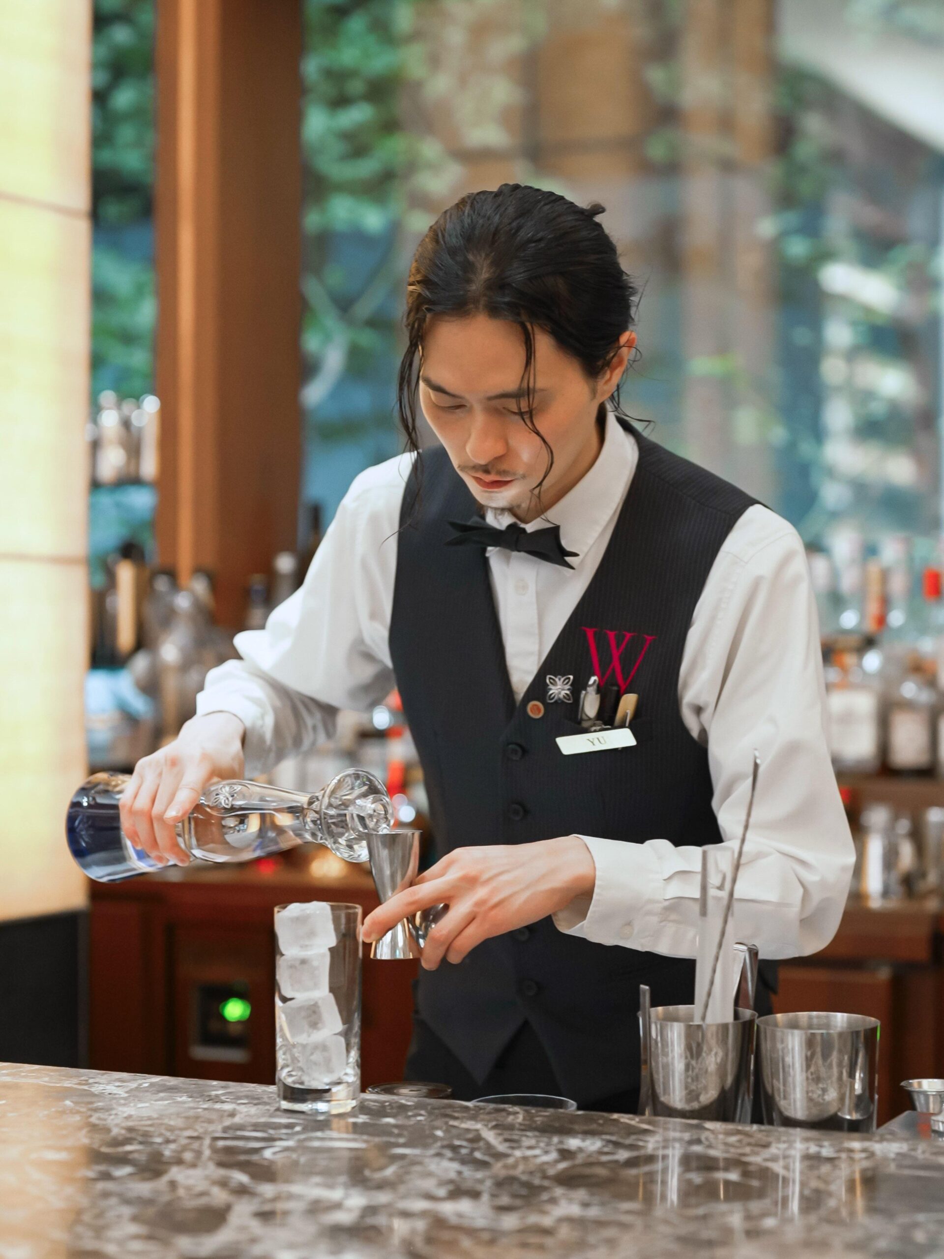 洗練された空間が広がる「ウルフギャング・ステーキハウス シグニチャー青山店」のバーエリア。