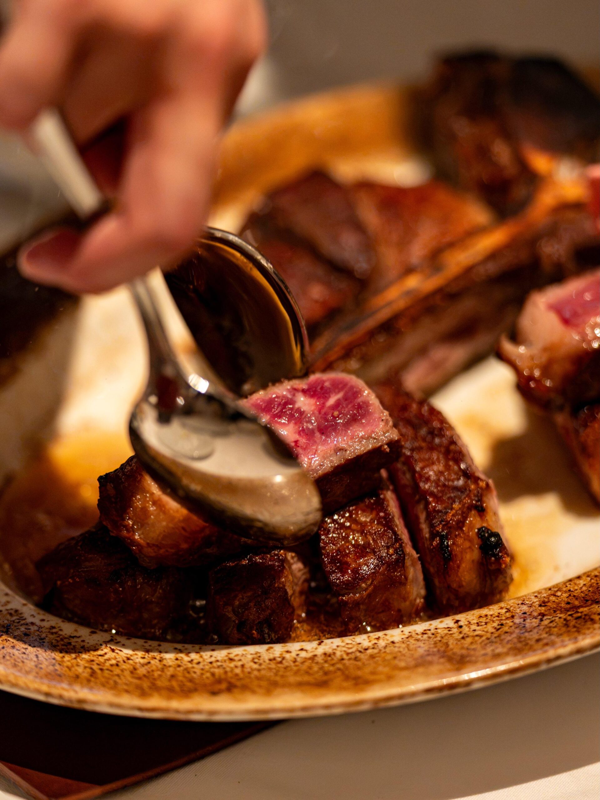 焼き上がる瞬間から始まる、ウルフギャング・ステーキハウスのステーキ。